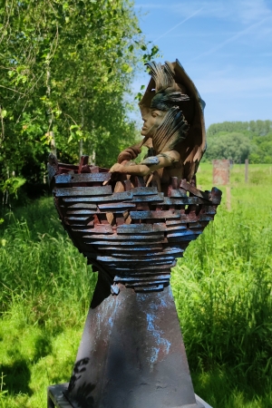 Christien Dutoit - De pleziervaart (In garden)(Ceramic)